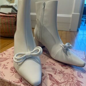 Elegant White Ankle Boots with Bow Detail